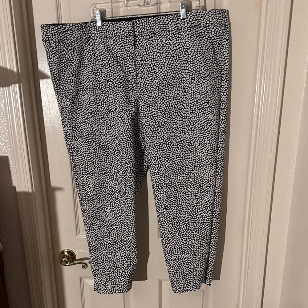 Lane Bryant Size 26 Black and White Cropped Patterned Pants